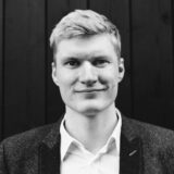 Jonas_Deinlein_Vistroem_Streamingstudio_Profilbild Jonas Deinlein im Portrait, schwarz weiß Bild. Vistroem Geschäftsführer und Entwicklungsleiter.