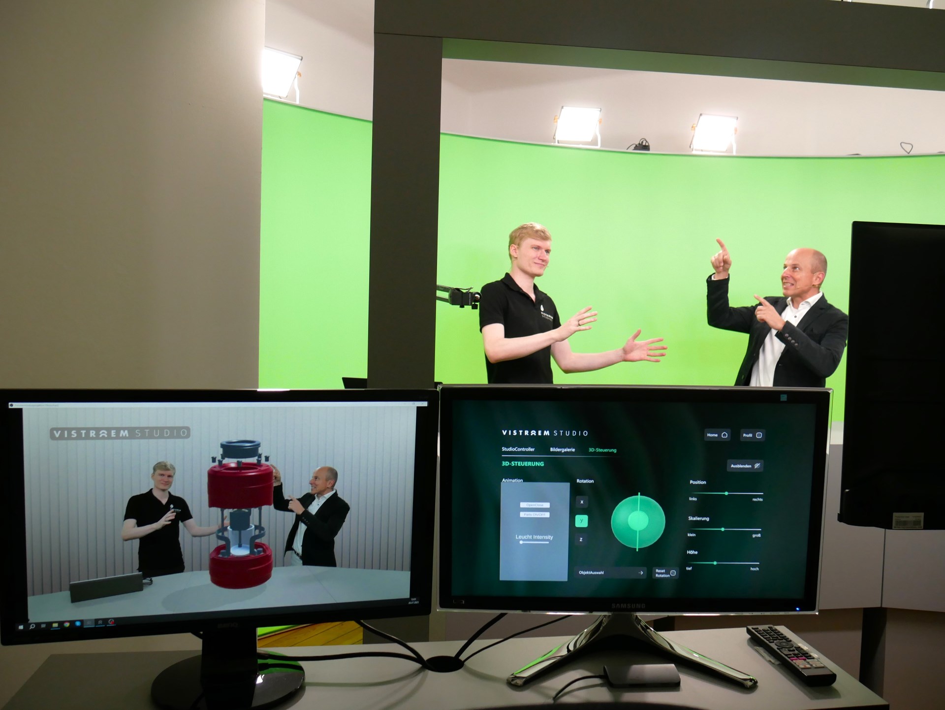 vistroem_technik_fimstudio_moderatoren_3dhollogram_einbindung 3D Hollogramme einbinden in Präsentationen oder Produktverkauf. Einfach im Greenscreen anzeigen und auf Fernseher und Operator-Monitor ansehen.